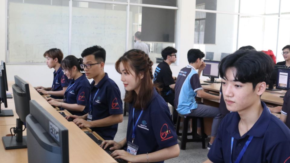 nganh thuong mai dien tu thuoc khoa nao