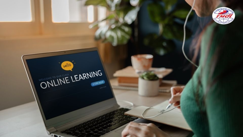Giải đáp thắc mắc có nên học cao đẳng online không qua ưu và nhược điểm